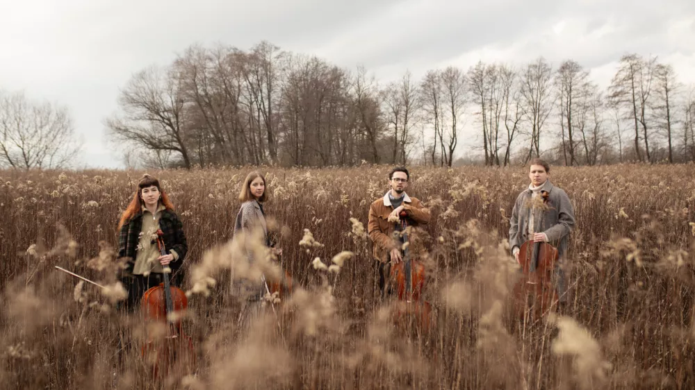 &Scaron;tirje izjemno uspe&scaron;ni slovenski violončelisti mlaj&scaron;e generacije, prejemniki najvi&scaron;jih nagrad na državnih in mednarodnih tekmovanjih Ema Krečič, Zala Vidic, Izak Hudnik in Nejc Rupnik na visokem nivoju muzicirajo v Kvartetu violončelov C&eacute;dez. Foto: arhiv festivala Cellofest Ljubljana