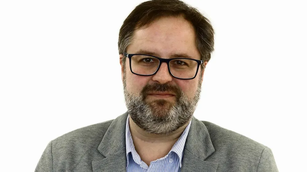 Ale&scaron; Gaube- Redakcija Dnevnik 2024 - portreti za komentarje in kolumne - kolumnisti - komentatorji &ndash; novinarji - portret //FOTO: Luka Cjuha