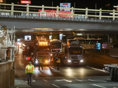20.04.2024 - železni&scaron;ki nadvoz Dunajska cesta - Dvigovanje in montiranje konstrukcijeFOTO: Luka Cjuha
