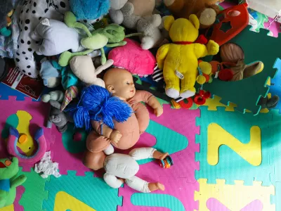 simbolična fotografija, otro&scaron;ke igrače, otro&scaron;tvo, otroci, zloraba otrok.- 14.12.2022 &ndash; Ankaran - Nastanitveni center za ukrajinske begunce Debeli rtič - Begunski otroci iz Ukrajine v Sloveniji &ndash; begunci - //FOTO: Bojan VelikonjaOPOMBA: REPORTAŽA ZA NEDELJSKI 2022