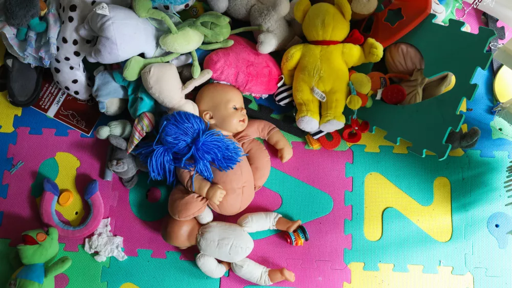 simbolična fotografija, otro&scaron;ke igrače, otro&scaron;tvo, otroci, zloraba otrok.- 14.12.2022 &ndash; Ankaran - Nastanitveni center za ukrajinske begunce Debeli rtič - Begunski otroci iz Ukrajine v Sloveniji &ndash; begunci - //FOTO: Bojan VelikonjaOPOMBA: REPORTAŽA ZA NEDELJSKI 2022