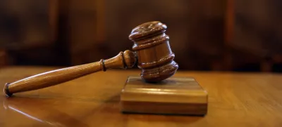 - simbolična fotografija - Ustavno sodišče RS - sodniško kladivo - simbol sodstva - pravosodje - pravo - pravičnost - pravica - pravni sistem - tožilstvo - sodna oblast - sodišča -//FOTO: Jaka Gasar