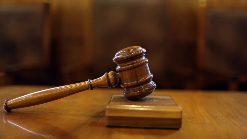 - simbolična fotografija - Ustavno sodi&scaron;če RS - sodni&scaron;ko kladivo - simbol sodstva - pravosodje - pravo - pravičnost - pravica - pravni sistem - tožilstvo - sodna oblast - sodi&scaron;ča -//FOTO: Jaka Gasar