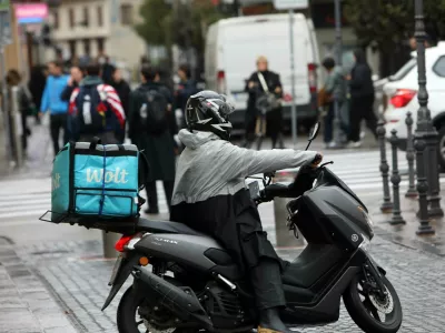 Tako kot v sosednji Hrva&scaron;ki tudi pri nas vse več tujih delavcev dela v dostavi hrane. F Tomaž Skale