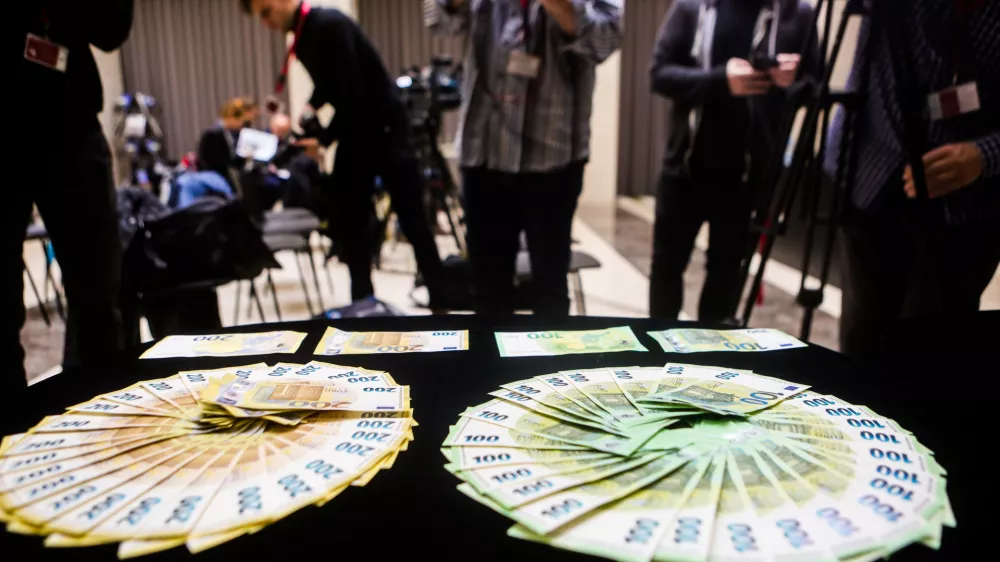 - denar, bankovci, evro &ndash; euro - &euro;novi bankovec za 100 &euro; in 200 &euro; - 27.05.2019 &ndash; Banka Slovenije (BS) - predstavili prenovljena bankovca za 100 in 200 evrov //FOTO: Bojan Velikonja