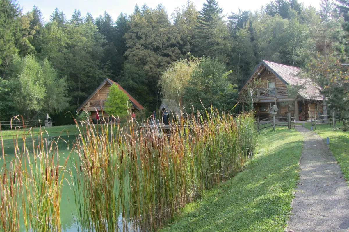 Pogled na APP Venera in APP Luna; vmesna hi&scaron;ka je prava finska savna, ki jo lahko koristijo zgolj najemniki apartmajev.