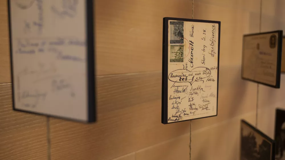 Na razstavi France Marolt in njegove zapu&scaron;čine v SEM lahko v roke vzamemo in na replikah razglednic in pisem preberemo &scaron;tevilne pisne korespondence med Francetom Maroltom in drugimi znanimi osebnostmi tistega časa. Foto: Nik Erik Neubauer