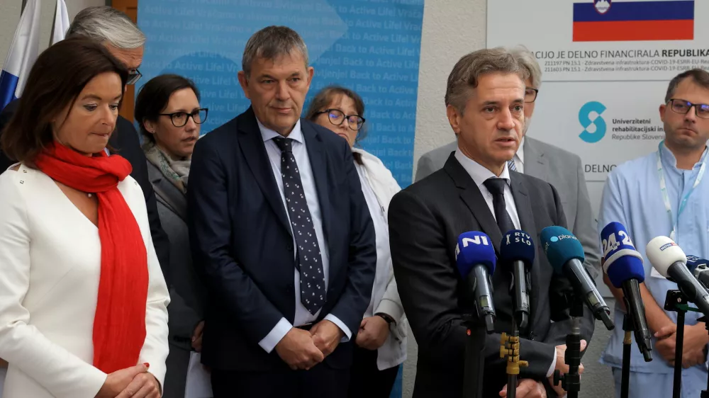 Ljubljana, URI Soca.Obisk predsednika vlade Roberta Goloba in zunanje ministrice Tanje Fajon v URI Soca, kjer se zdravijo otroci in mladostniki iz Gaze.Predsednik vlade Robert Golob.