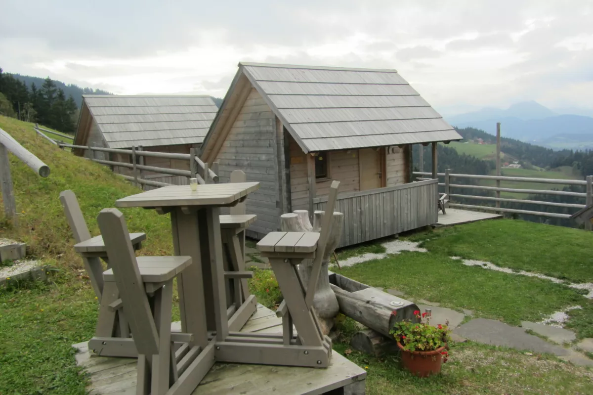  Glamping hi&scaron;ke z razgledom na dolino, v megli skriva Rogatec, 1557 m.