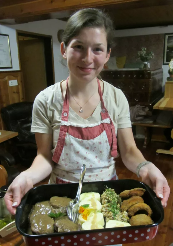 Ko mlado dekle Ur&scaron;ka prinese hrano s tak&scaron;nim žarom v očeh, je turistična zgodba spisana. Kvartet iz domače govedine, skutnih &scaron;trukljev, ajdove ka&scaron;e in pohanih dežnikov je izpiljena večerna sonata hrane na kmetiji Visočnik.