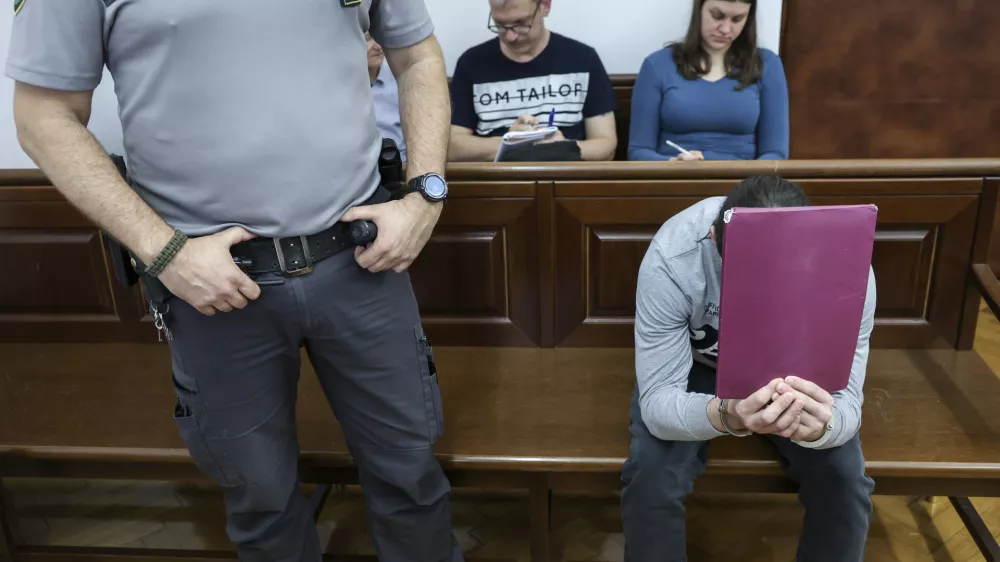 Luka Bohnec, obtožen poskusa uboja Stanislava M., včeraj kar ni mogel verjeti njegovim besedam: &raquo;Spreminja zgodbo in se dela žrtev.&laquo; Foto:&nbsp; Jaka Gasar&nbsp;