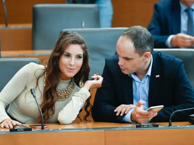 poslanca SDS Eva irgl in Anže Logar&nbsp;13.10.2023 &ndash; Državni zbor &ndash; 49.&nbsp;&nbsp;izredna seja DZ - odločali o predlogu kandidatke za novo ministrico za zdravje Valentine Prevolnik Rupel ter o predlogu za razre&scaron;itev ministrice za kmetijstvo, gozdarstvo in prehrano Irene &Scaron;inko;&nbsp;//FOTO: NIK ERIK NEUBAUER