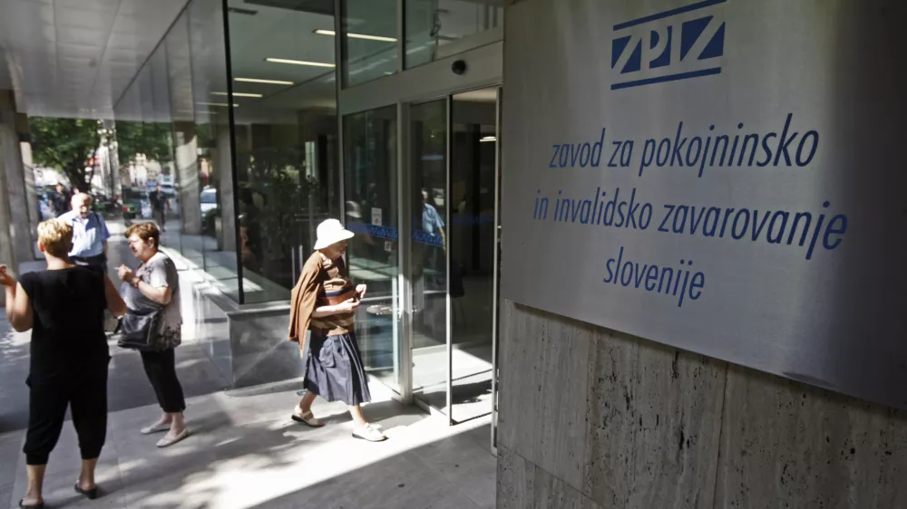 - Ilustrativna fotografija,starej&scaron;i občani, upokojenci, pokojnina, pokojninska reforma- ZPIZ (Zavod za pokojninsko in invalidsko zavarovanje Slovenije)//FOTO: Luka CjuhaOPOMBA: ZA OBJAVO V ČASOPISU DNEVNIK