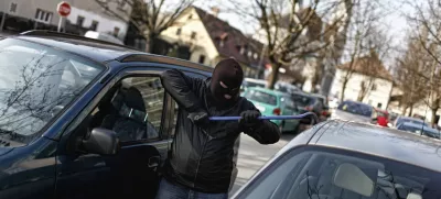 - Vlamljanje v avtomobil, kraja avtomobila, kraja registerskih tablic, kriminal, lopov, tatFOTO: JAKA GASAR / NEDELJSKI