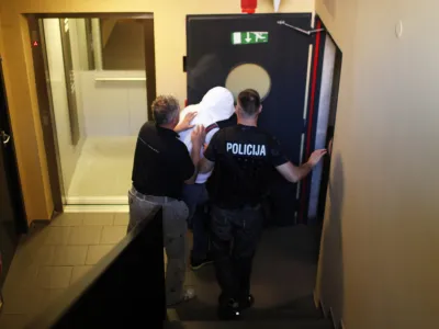 hi&scaron;na preiskava - Poljanska cesta 44 v Ljubljani. Aretacija- hi&scaron;ne preiskave 2012 - mednarodna kriminalistična preiskava povezana s prepovedano trgovino z drogami in orožjem - najobsežnej&scaron;a zaključna kriminalistična akcija v zgodovini samostojne Slovenije v kateri je sodelovalo okoli 350 policistov in kriminalistov - aretirali so 50 oseb in zasegli tudi veliko drog in orožja.- //FOTO: Jaka Gasar