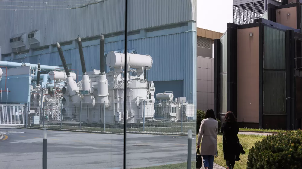 Poslanske skupine, ki so predlagale posvetovalni referendum o projektu nove nuklearke v Kr&scaron;kem (JEK 2), so v DZ vložile predlog odloka o razveljavitvi njegovega razpisa. Foto: Bojan Velikonja Q