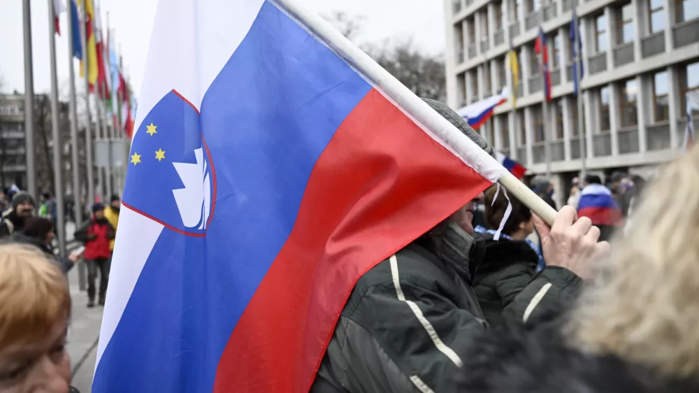  slovenska zastava - 01.03.2023 - Trg republike &ndash; drugi protestni shod upokojencev v organizaciji ljudske iniciative Glas upokojencev Slovenije; &ndash; upokojenci zahtevali vi&scaron;je pokojnine &ndash; protest  //FOTO: Nik Erik Neubauer