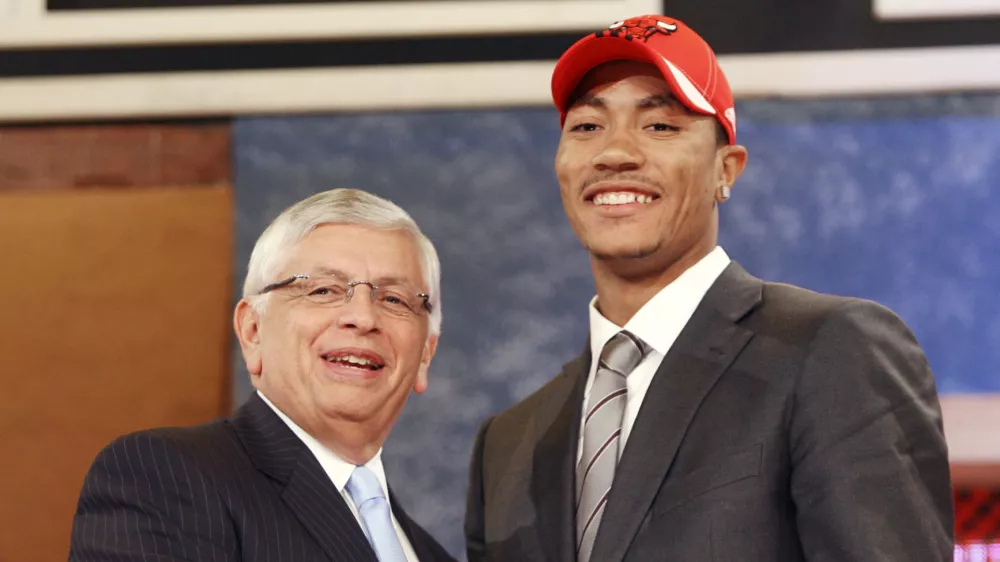 NBA commissioner David Stern, left, poses with number one draft pick Derrick Rose, who was picked by the Chicago Bulls, during the first round of the NBA basketball draft, Thursday, June 26, 2008 in New York. (AP Photo/Seth Wenig) / Foto: Seth Wenig