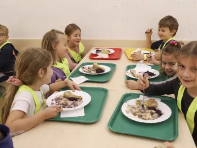 8.11.2024 - O&Scaron; Tone Čufar - osnovna &scaron;ola - &scaron;olska prehrana - kosilo - prvo&scaron;olčki - &scaron;olarji - slovenska hrana - jedilnicaFOTO: LUKA CJUHA / Foto: Luka Cjuha