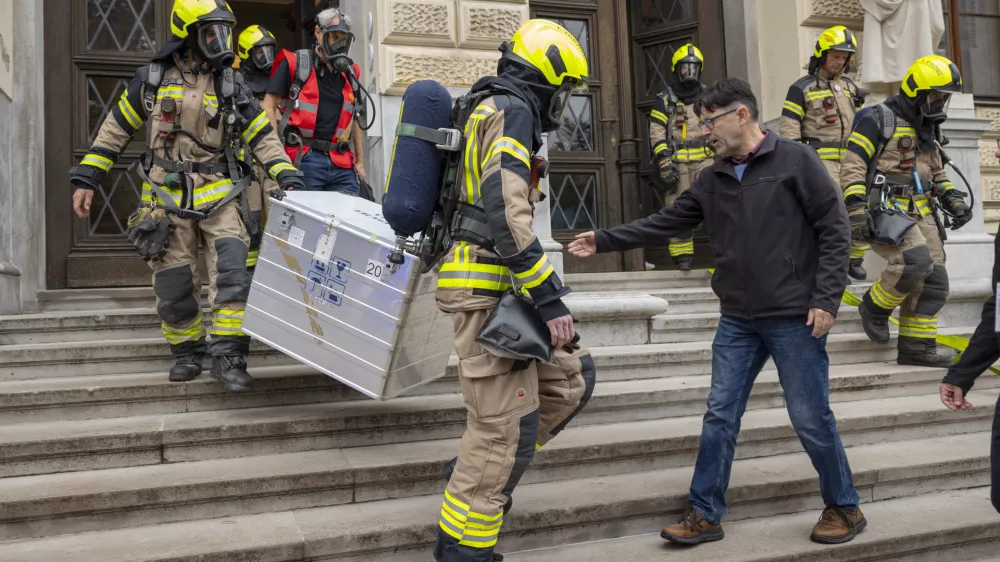 Ljubljana, Narodni muzej Slovenije.Vaja evakuacije iz objekta v organizaciji Narodnega muzeja Slovenije, Prirodoslovnega muzeja Slovenije, Slovenskega muzejskega drustva in Zavoda za varstvo kulturne dediscine Slovenije skupaj z Gasilsko brigado Ljubljana, Policijsko upravo Ljubljana, ministrstvom za kulturo in drzavnim zborom.