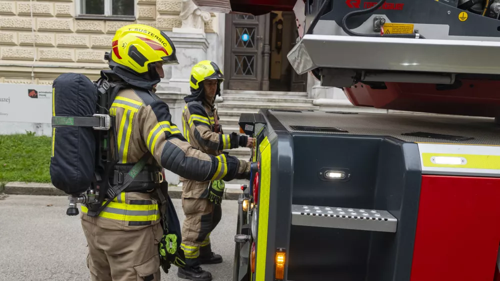 Ljubljana, Narodni muzej Slovenije.Vaja evakuacije iz objekta v organizaciji Narodnega muzeja Slovenije, Prirodoslovnega muzeja Slovenije, Slovenskega muzejskega drustva in Zavoda za varstvo kulturne dediscine Slovenije skupaj z Gasilsko brigado Ljubljana, Policijsko upravo Ljubljana, ministrstvom za kulturo in drzavnim zborom.