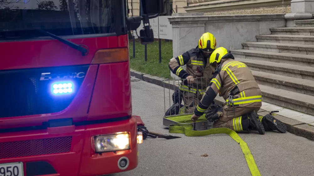 Ljubljana, Narodni muzej Slovenije.Vaja evakuacije iz objekta v organizaciji Narodnega muzeja Slovenije, Prirodoslovnega muzeja Slovenije, Slovenskega muzejskega drustva in Zavoda za varstvo kulturne dediscine Slovenije skupaj z Gasilsko brigado Ljubljana, Policijsko upravo Ljubljana, ministrstvom za kulturo in drzavnim zborom.