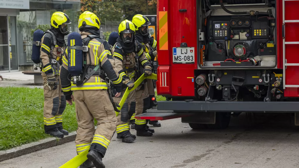Ljubljana, Narodni muzej Slovenije.Vaja evakuacije iz objekta v organizaciji Narodnega muzeja Slovenije, Prirodoslovnega muzeja Slovenije, Slovenskega muzejskega drustva in Zavoda za varstvo kulturne dediscine Slovenije skupaj z Gasilsko brigado Ljubljana, Policijsko upravo Ljubljana, ministrstvom za kulturo in drzavnim zborom.