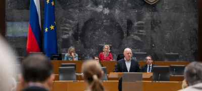 Ljubljana, DZ.Izredna seja DZ, na kateri so med drugim obravnavali predlog zakona o skupnih temeljih sistema plac v javnem sektorju.Minister za javno upravo Franc Props.