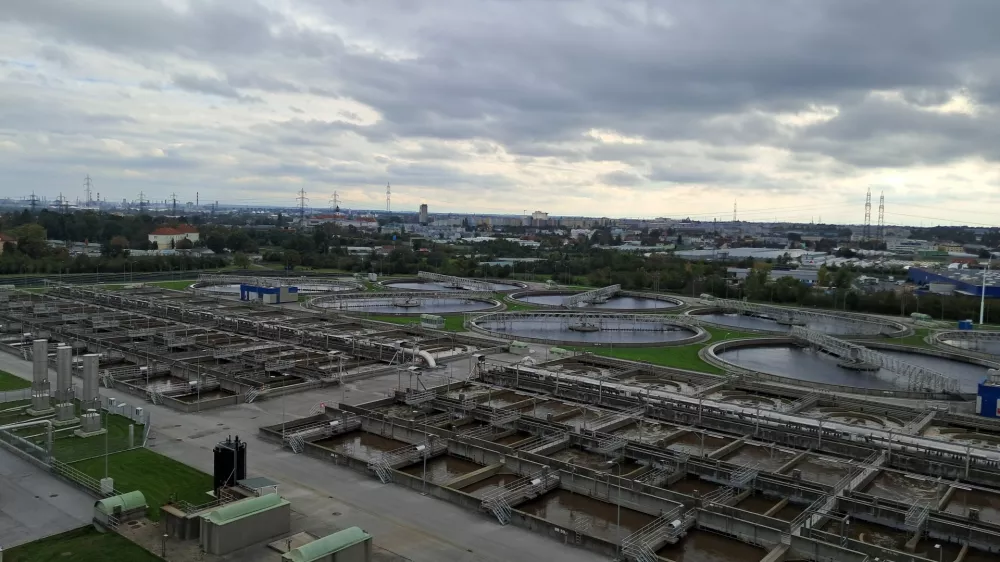  Ebswien, ogromna dunajska čistilna naprava s katero čistijo vodo iz kanalizacije se razprostira na 40 hektarih. Preči&scaron;čena voda iz kanalizacij se odtaka v Donavo. Kompleks je energetsko samozadosten tekom procesa pa ustvarjajo tudi toplo vodo, ki ogreva čez 40 tisoč domov. Foto: Miha K. Turk 