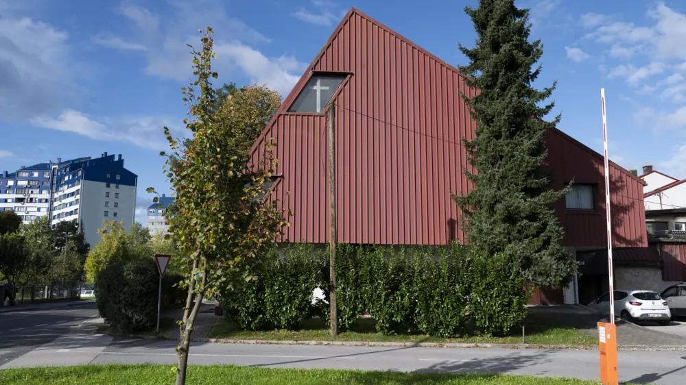 Marsikdo ne ve, da je v rdeči hi&scaron;i na Fužinah cerkev. Cerkev, zgrajena leta 1987, je bila mi&scaron;ljena kot začasna re&scaron;itev, a kot kaže, bo ostala.&nbsp;Foto: Nik Erik Neubauer