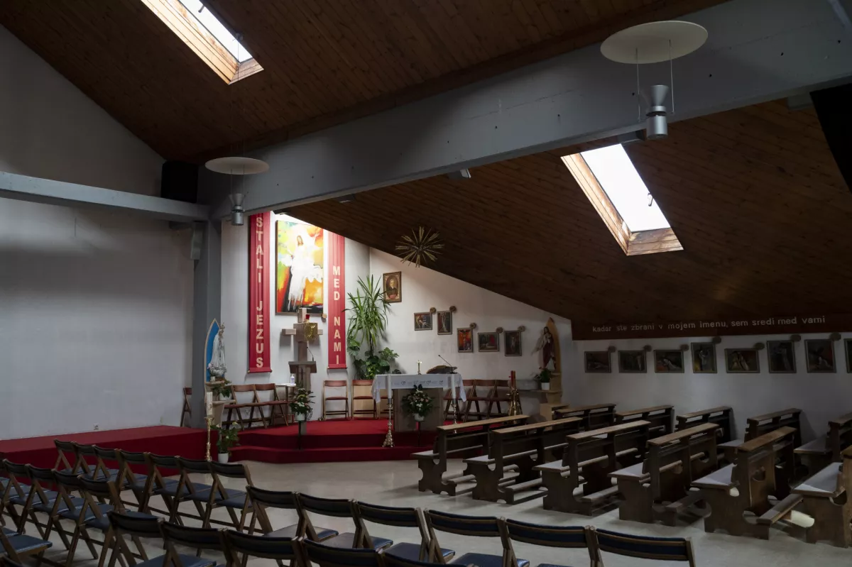 Ma&scaron;e na Fužinah potekajo kar v mansardi, v pritličju pa je garsonjera, ki služi kot bivali&scaron;če za župnika.&nbsp;Foto: Nik Erik Neubauer