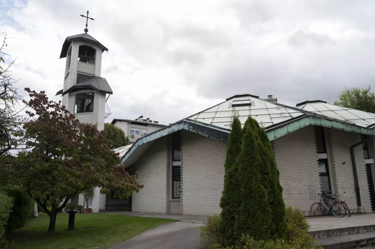 Mo&scaron;čanska cerkev se navzven zdi majhna, a notranjost je zelo prostorna. V prvem nadstropju so učilnice, pod zemljo pa celo zakloni&scaron;če.&nbsp;Foto: Nik Erik Neubauer