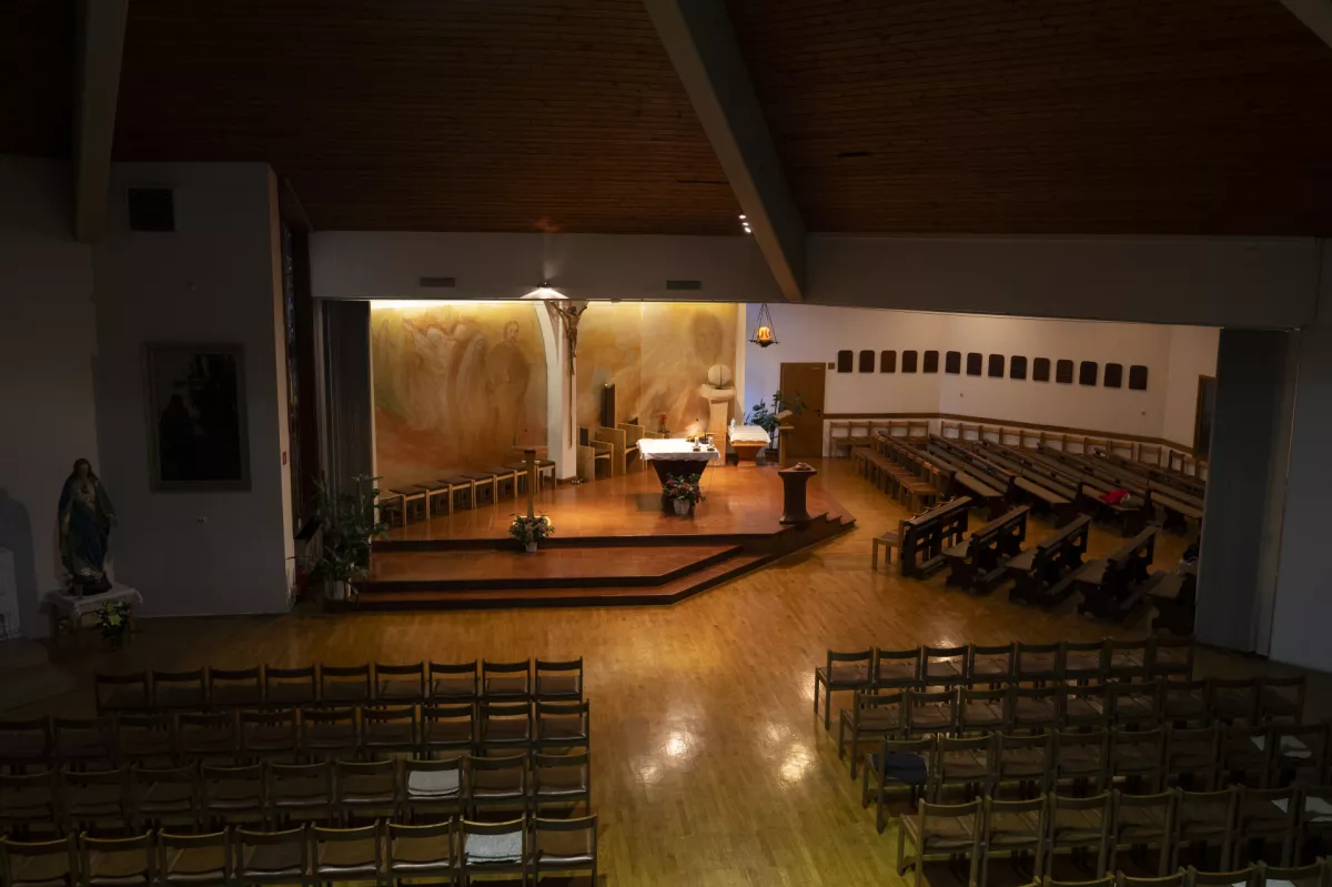 Posebnost cerkva, ki so nastale na pobudo Janeza Riharja, so tudi stoli namesto klopi, ki so v cerkvah bolj običajne.&nbsp;Foto: Nik Erik Neubauer