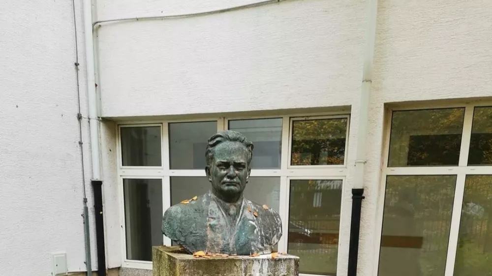 Komemoracije pred kipom Borisa Kidriča, ki je nekoč stal pred Osnovno &scaron;olo Savsko naselje, letos ne bo, saj so kip prestavili v notranjost &scaron;ole. Foto: Arhiv Združenja borcev za vrednote NOB Savsko naselje