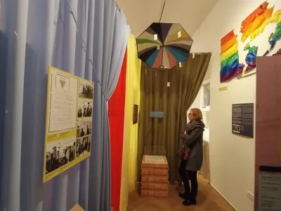 Razstavljena je tudi mavrična zastava, ki je visela na stavbi Kinodvora med 39. Festivalom LGBT-filma. Sežgali so jo neznani vandali.&nbsp;Foto: Vesna Levičnik