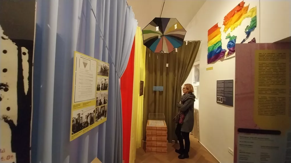 Razstavljena je tudi mavrična zastava, ki je visela na stavbi Kinodvora med 39. Festivalom LGBT-filma. Sežgali so jo neznani vandali.&nbsp;Foto: Vesna Levičnik