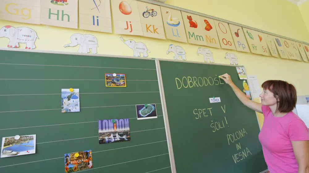 Osnovna &scaron;ola O&Scaron; Toneta Čufarja, Čufarjeva ulica 11 v Ljubljani, - priprave na prvi &scaron;olski dan, učiteljica pripravlja razred///FOTO: Jaka AdamičOPOMBA: ZA OBJAVO V ČASOPISU DNEVNIK