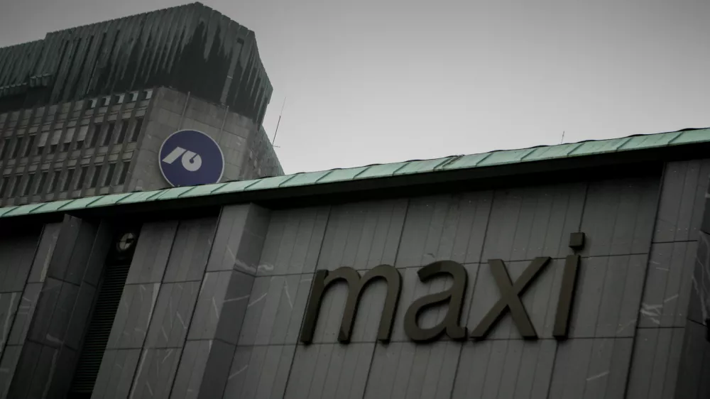 simbolična fotografija, NLB, banka, banke, bančni&scaron;tvo, Nova ljubljanska banka. Maximarket MAXI, Mercator  //FOTO: Bojan Velikonja