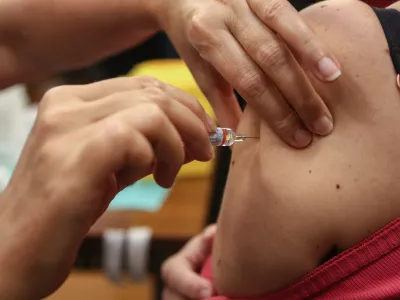 Cepljenje ranljive prebivalce varuje pred resno boleznijo, poudarjajo v ECDC, smiselno pa bi bilo tudi, da ljudje z znaki okužbe dihal ostanejo doma. Foto:&nbsp;Luka Cjuha&nbsp;