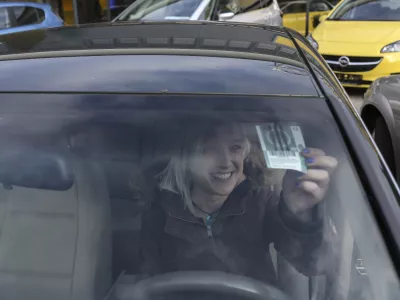 -- name&scaron;čanje vinjete na vetrobransko steklo  - 01.12.2015 - Vinjeta za leto 2016 - letna avtocestna vinjeta za osebna vozila na slovenskih avtocestah, ki velja od 1. decembra predhodnega leta do 31. januarja prihodnjega leta - vinjete  ///FOTO: Jaka Gasar