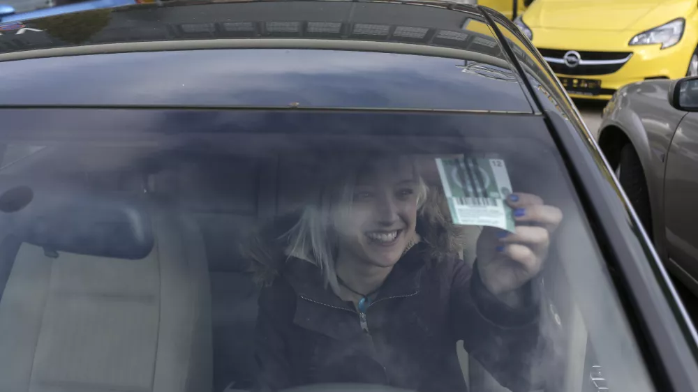 -- name&scaron;čanje vinjete na vetrobransko steklo  - 01.12.2015 - Vinjeta za leto 2016 - letna avtocestna vinjeta za osebna vozila na slovenskih avtocestah, ki velja od 1. decembra predhodnega leta do 31. januarja prihodnjega leta - vinjete  ///FOTO: Jaka Gasar