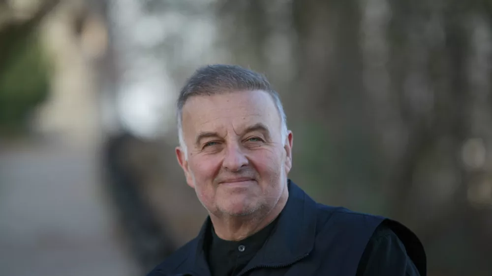 Jernej Jung, legendarni pevec - eden najbolj kontroverznih osebnosti na nekdanji jugoslovansko - slovenski glasbeni sceni je v samozaložbi izdal dvojno promocijsko zgo&scaron;čenko Zaznamovan - album z vsemi posnetki izpred 40 let//FOTO: Luka Cjuha