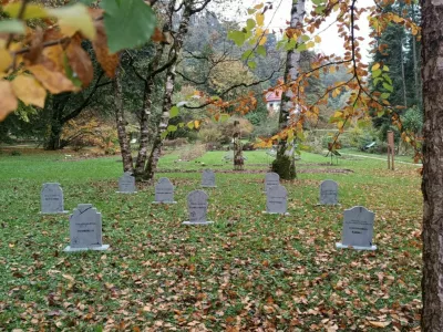 Pokopali&scaron;če izumrlih rastlin v Botaničnem vrtu Univerze v Ljubljani. Foto: Katja Malovrh
