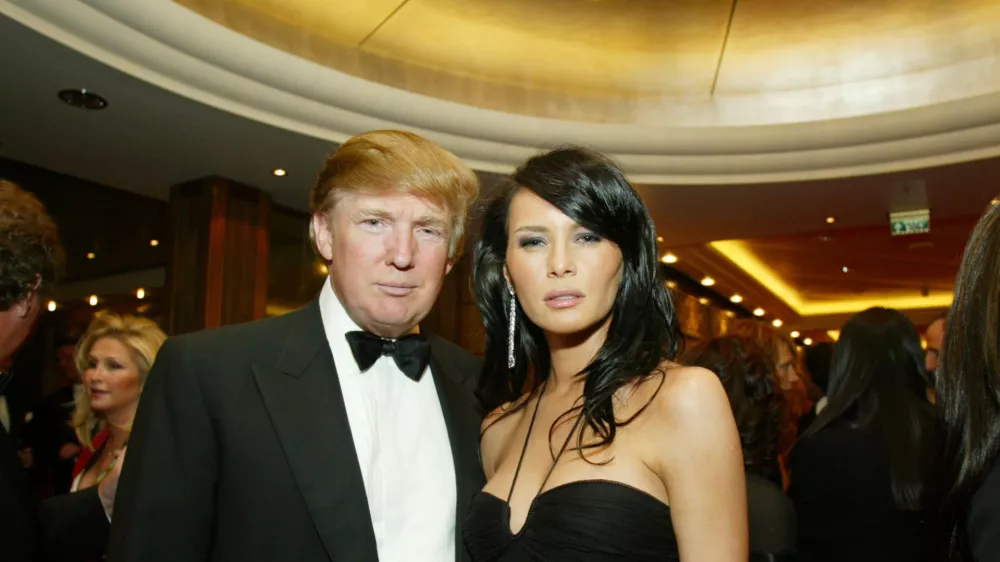 Donald Trump and Melania Knauss pose for photographers as they arrive for the Entertainment Industry Foundation's National Colorectal Cancer Research Alliance evening on board the Queen Mary 2, Saturday, April 24, 2004 in New York. (AP Photo/Stuart Ramson) / Foto: Stuart Ramson