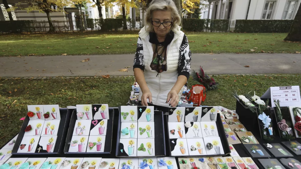 Branka Saviozzi že peto leto prodaja trajnostne svečke. Foto: Luka Cjuha