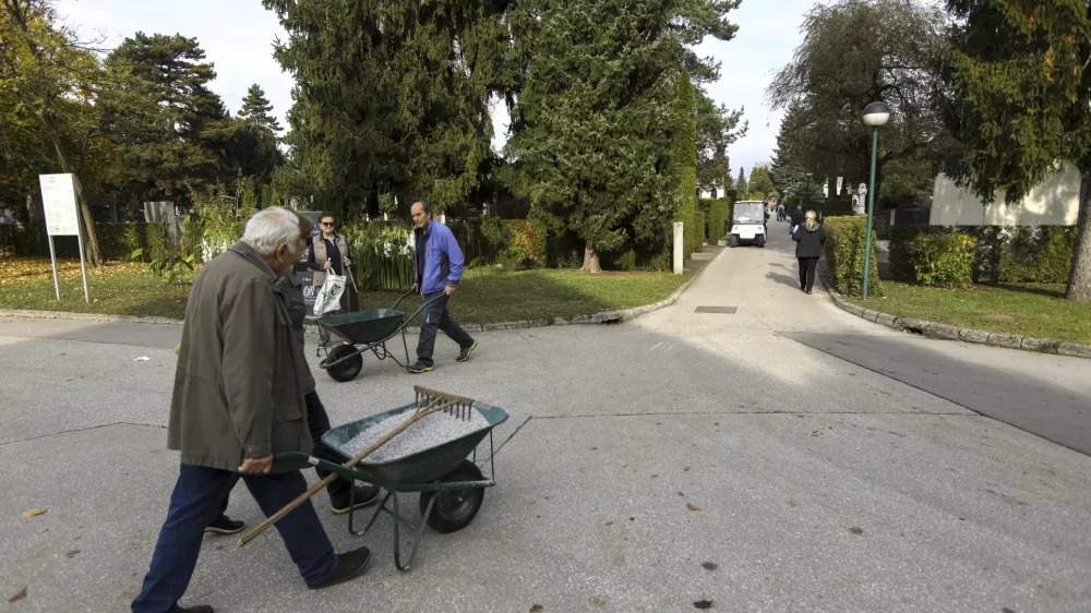 V ponedeljek so ljudje poskrbeli &scaron;e za zadnje lepotne popravke na grobovih. Foto: Luka Cjuha