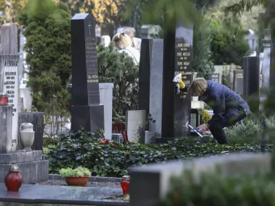 28.10.2024 - pokopali&scaron;če Žale - urejanje grobov pred praznikom dan mrtvih - prodaja cvetjaFOTO: LUKA CJUHA