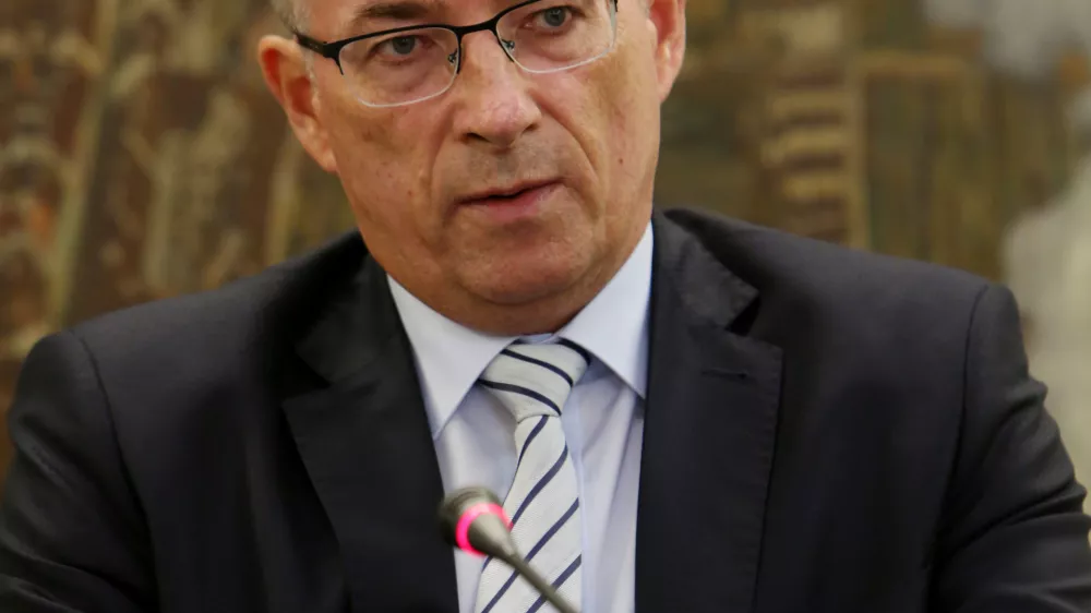 direktor Javnega podjetja Žale Robert Martinčič - 27.09.2016 - Mestna občina Ljubljana (MOL) - novinarska konferenca ljubljanskega župana o zakonu o pogrebni in pokopali&scaron;ki dejavnosti, odnosu med vlado in mestno občino ter odnosu med Nacionalnim preiskovalnim uradom in mestno občino;//FOTO: Tomaž Skale