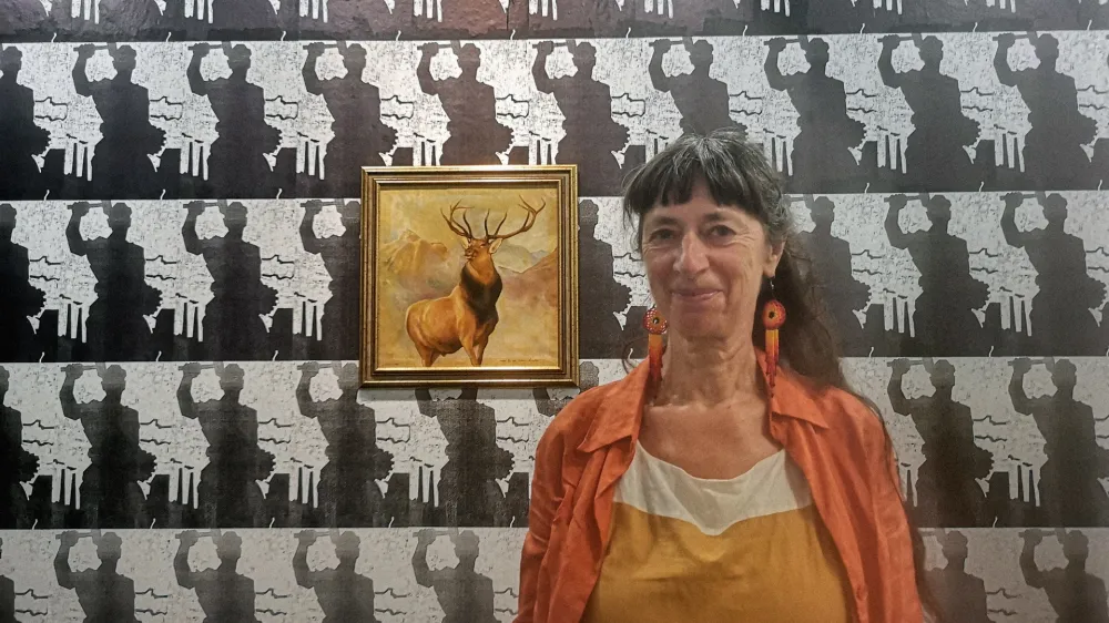 &raquo;Seveda imajo koncerti Laibacha močno vizualno komponento, a dejstvo, da je bila vizualna umetnost zanje temeljna, formativna, se je nekako zabrisalo,&laquo; ugotavlja umetnostna zgodovinarka Barbara Borčić, urednica knjige Ausstellung! Laibach Kunst &ndash; Fundamenti. Foto: Jane &Scaron;travs