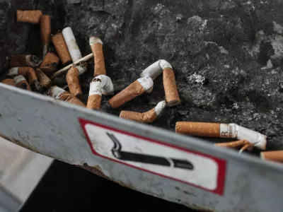 - kajenje - pepelnik - cigareti - ogorki - kadilski zakon//FOTO: Luka Cjuha